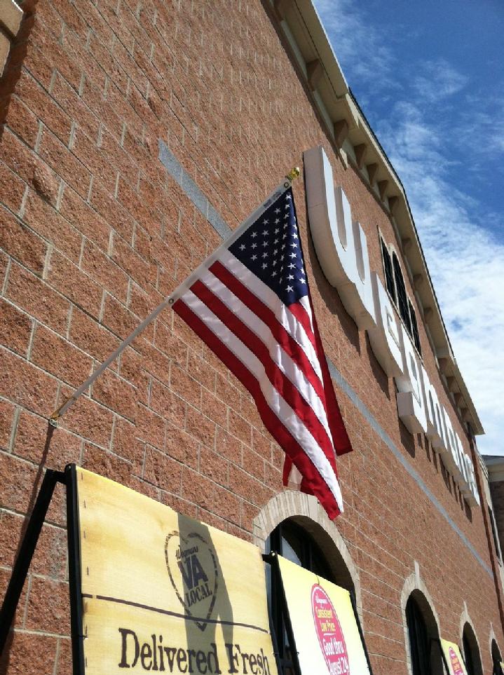 AMERICAN FLAG AND FLAGPOLE BY BALD EAGLE FLAG STORE SERVING FREDERICKSBURG, RICHMOND, ROANOKE, CHARLOTTESVILLE, WARRANTOR, HARRISONBURG, WINCHESTER, FAIRFAX, ALEXANDRIA, ARLINGTON, STAFFORD, QUANTICO MARINE CORPS BASE, PHOTOGRAPH BY BALDEAGLEINDUSTRIES.COM (540) 374-3480