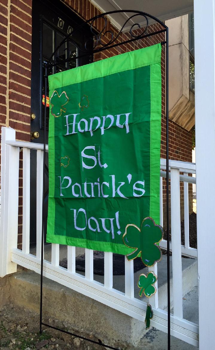 HAPPY ST PATRICK DAY FLAG AND LARGE WROUGHT IRON FLAG STAND BY BALD EAGLE FLAG STORE SERVING FREDERICKSBURG, RICHMOND, HAMPTON, NEWPORT NEWS, NORFOLK, VA BEACH, ARLINGTON, ALEXANDRIA, FAIRFAX, MANASSAS, FRONT ROYAL, WINCHESTER, HARRISONBURG, CHARLOTTESVILLE, WARRENTON, CULPEPER, LOUISA, MINERAL, ORANGE VA, PHOTOGRAPH BY BALDEAGLEINDUSTRIES.COM (540) 374-3480